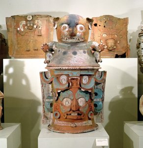 Urna funeraria Ixil con coperchio felino, Nebaj, Guatemala